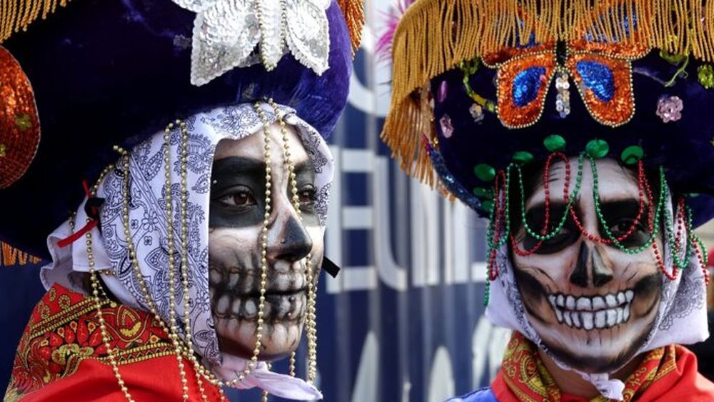 Jóvenes participando de la celebración del Día de los Muertos. (Xinhua/Carolina Endara)