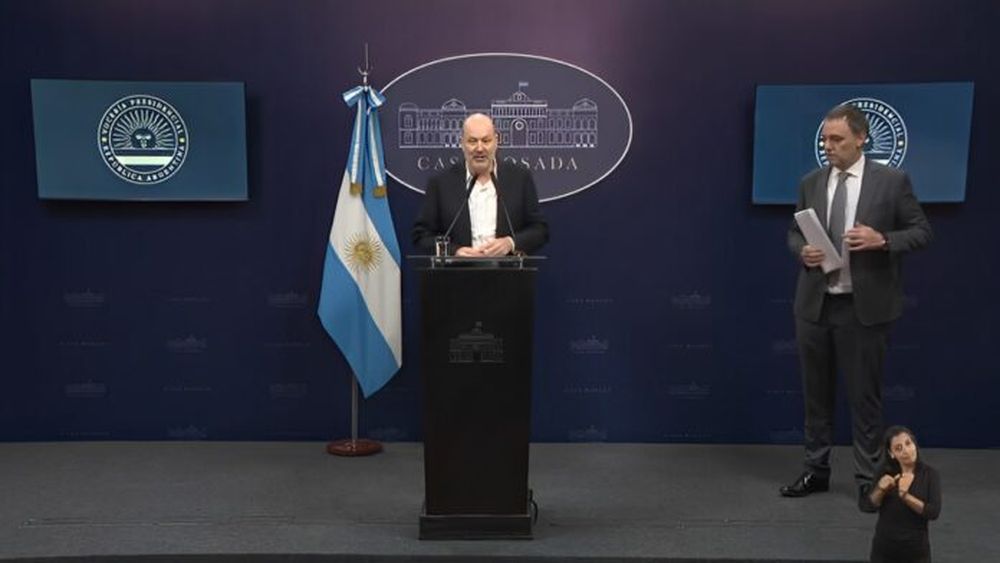 Federico Sturzenegger y Manuel Adorni en el anuncio. (Captura de video)