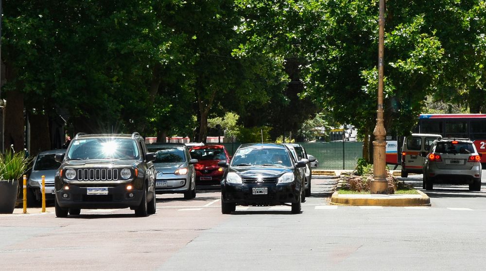 Vehículos circulan por una avenida.&nbsp;&nbsp;