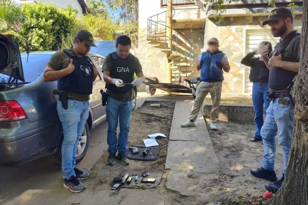 Durante las inspecciones en Villa Gesell se hallaron armas de fuego, municiones y estupefacientes. (Foto Gendarmería Nacional)