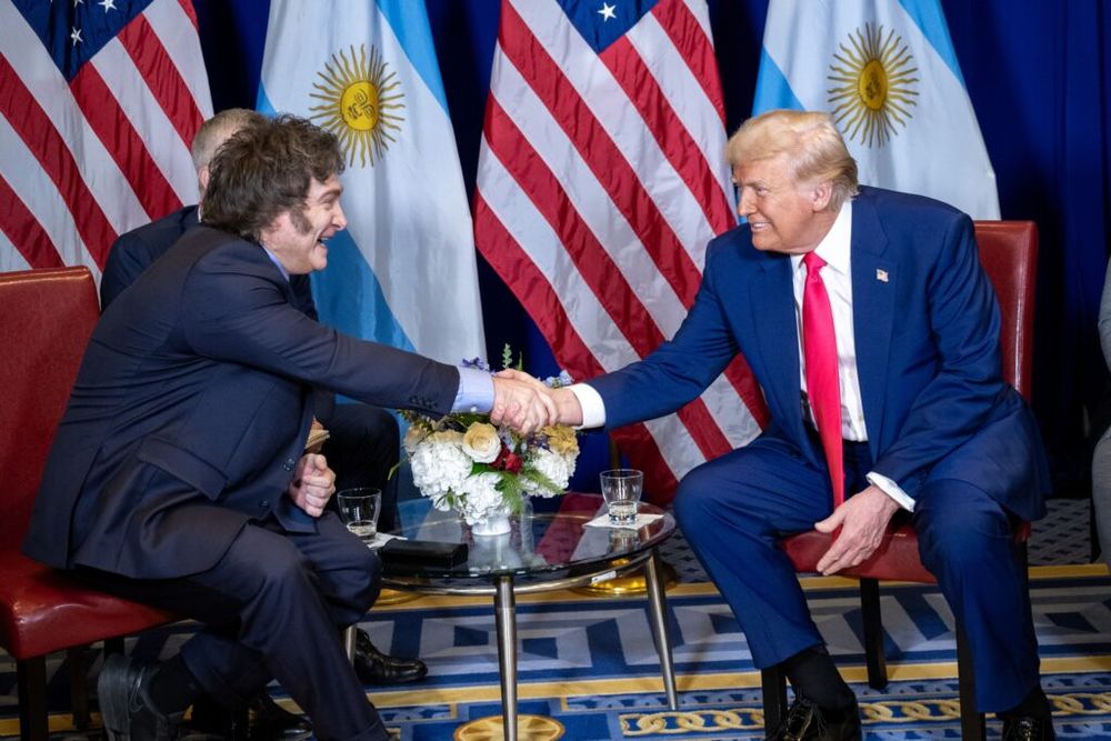El presidente Javier Milei con supar norteamericano, durante una reunión en EE.UU.