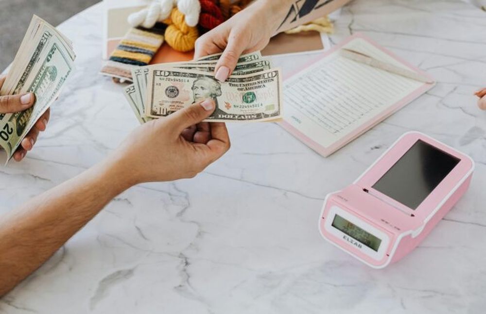 Un pago en dólares. (Kaboompics.com)