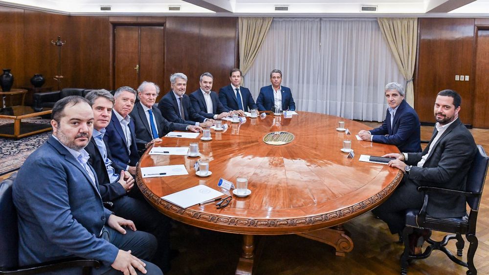 Luis Caputo junto a representantes de supermercados. Luis Caputo junto a representantes de supermercados.