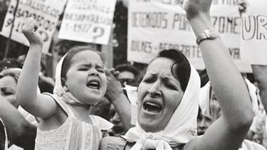 Lestido, Adriana. Marcha por la vida. 1982/ copia 2010. Fotografía en blanco y negro. 27 x 34 cm. (Donación 2010/ Comisión por la Memoria)