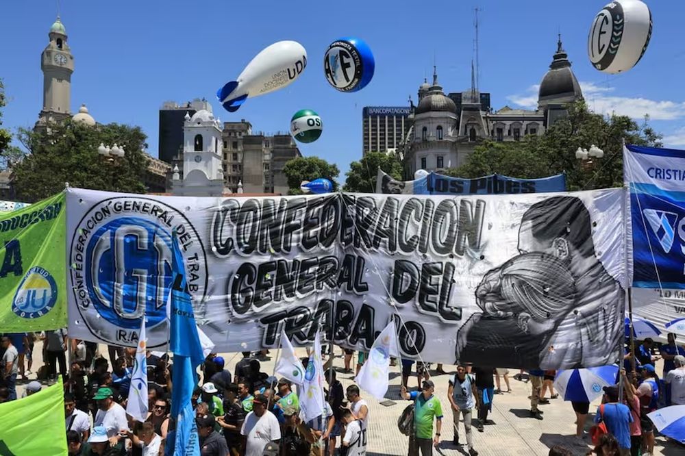 Las columnas de la CGT, en la Plaza de Mayo.