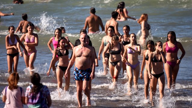 Mar del Plata. Bañistas salen del mar en una de las playas céntricas de la ciudad, en una temporada en la que el costo del traslado vuelve a pesar en la elección del destino