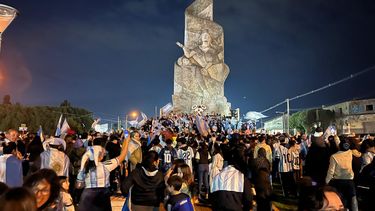 Cientos de personas llegaron al monumento Gesta de Malvinas, en Quequén para celebrar el triunfo de la Selección argentina ante Inglaterra.&nbsp;