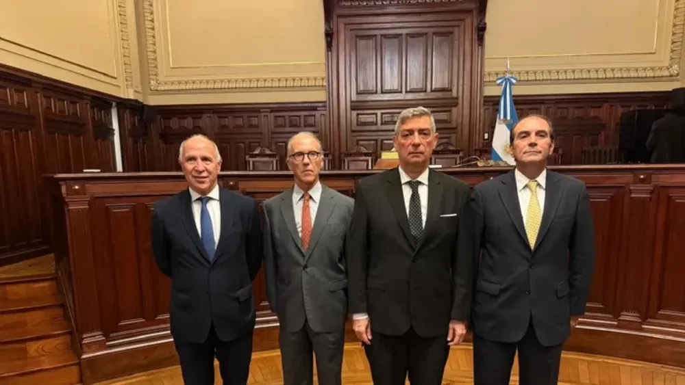 García Mansilla con los otros integrantes de la Corte.