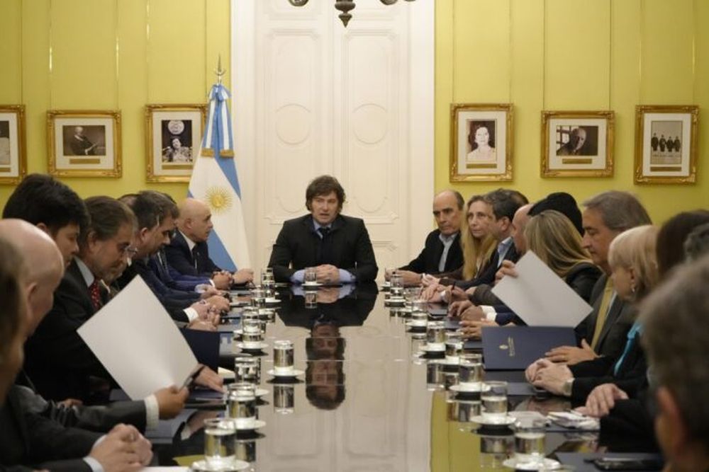 La reunión en la Casa Rosada con los diputados, tras la cual el Presidente firmó el veto. (X @BornoroniG)
