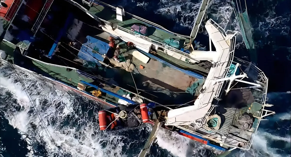 El rescate del tripulante del Suemar, visto desde el helicóptero.