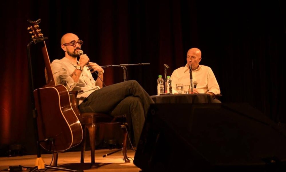 Abel Pintos íntimo, junto a la guitarra y el periodista Sergio Buyanovsky.