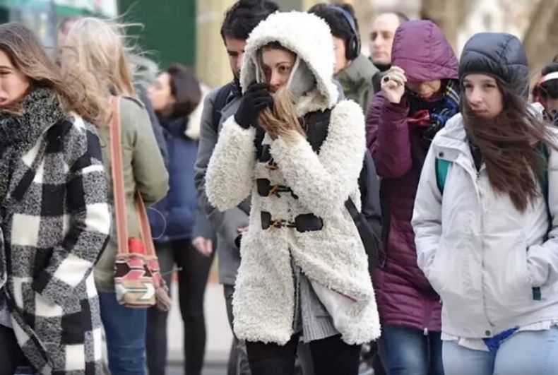 Con la llegada de un frente frío, bajan las temperaturas en la zona central del país y en toda la provincia de Buenos Aires. Con la llegada de un frente frío, bajan las temperaturas en la zona central del país y en toda la provincia de Buenos Aires.