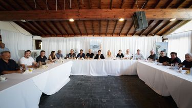 Kicillof, durante la reunión con el MDF en Villa Gesell.&nbsp;