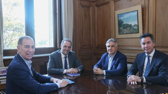 Diego Santilli y Manuel Adorni recibieron al gobernador de Córdoba, Martín Llaryora, y al mandatario de San Juan, Marcelo Orrego.