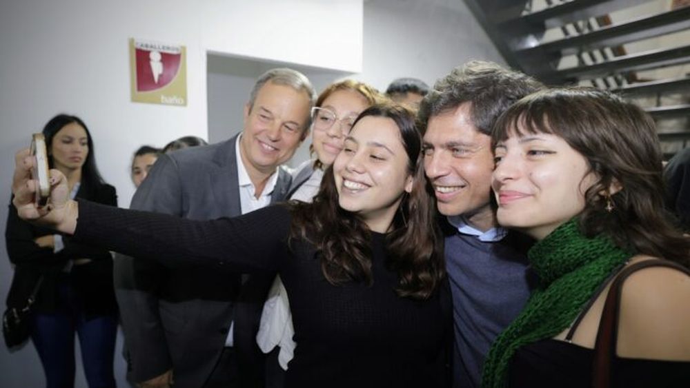 Axel Kicillof junto a Mariano Cascallares y un grupo de jóvenes.