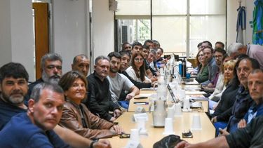 Estatales reunidos con autoridades del Gobierno provincial.