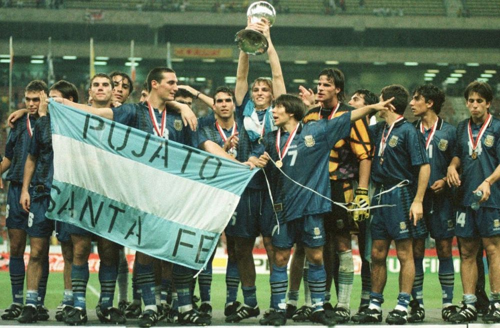 En Malasia 97, el sub 20 argentino se consagró bicampeón. Scaloni llevó la bandera de su pueblo, Pujato, a los festejos.&nbsp;