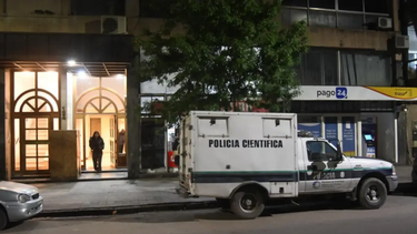 La Policía Científica en la vivienda del prefecto hallado muerto en su departamento, en el centro de Bahía Blanca. (La Nueva)