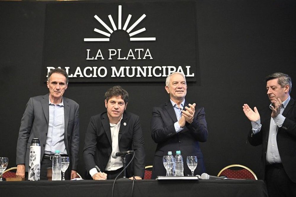 Junto al gobernador Kicillof, el intendente Alak, el ministro Katopodis y el subsecretario Álvarez.