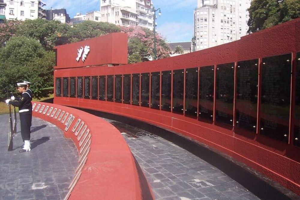 Monumento a los caídos en la Guerra de Malvinas en la Plaza San Martín de CABA. (Wikimedia)