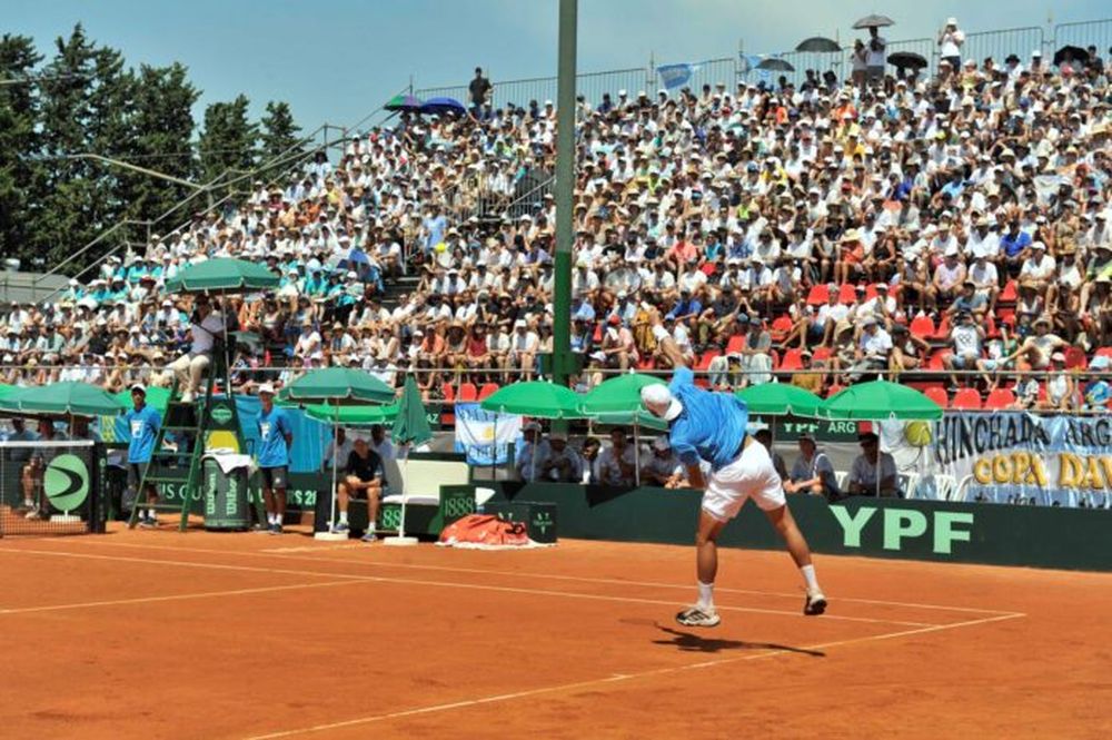 Esfuerzo. Francisco Cerúndolo saca frente  a Popko (Prensa AAT)