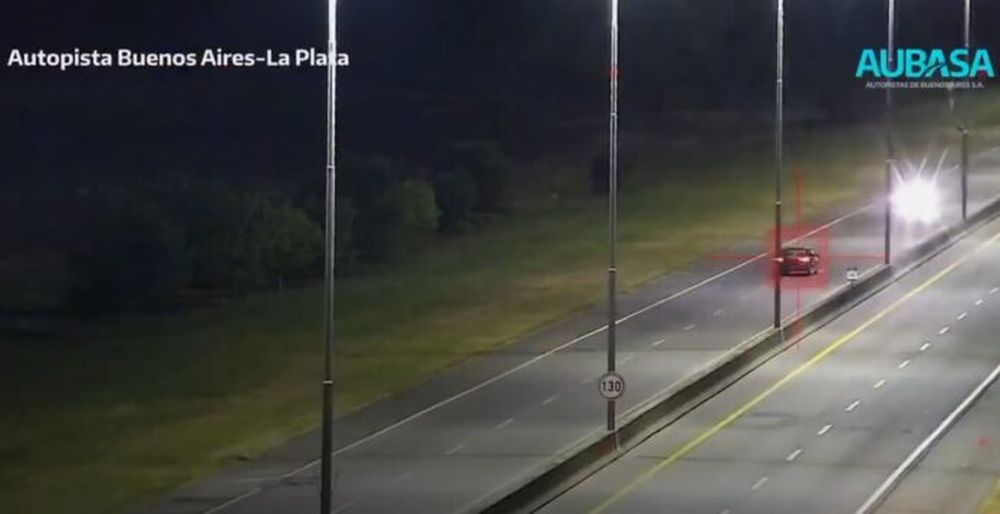 El conductor a contramano en la autopista.