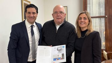 El senador Maximiliano Abad junto al obispo de Mar del Plata, monseñor Ernesto Giobando, y la presidenta del Concejo Deliberante de General Pueyrredón, Marina Sánchez Herrero.