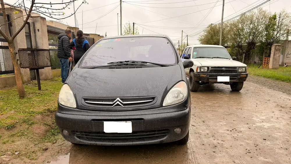 El coche en el que el menor fue sorprendido por un grupo de vecinos, tras haber sido liberado por el robo en otros tres vehículos. (La Nueva)