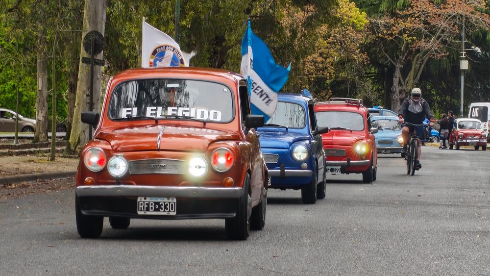 Cientos y cientos de Fiat 600 desfilaron por La Plata.