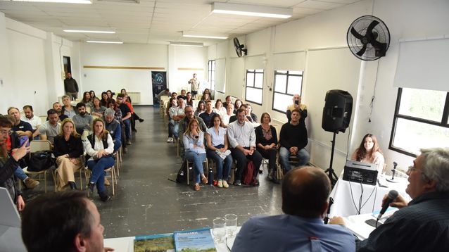 El ministro de Desarrollo Agrario bonaerense, Javier Rodríguez, en el lanzamiento del número 15 de la Revista MDA.