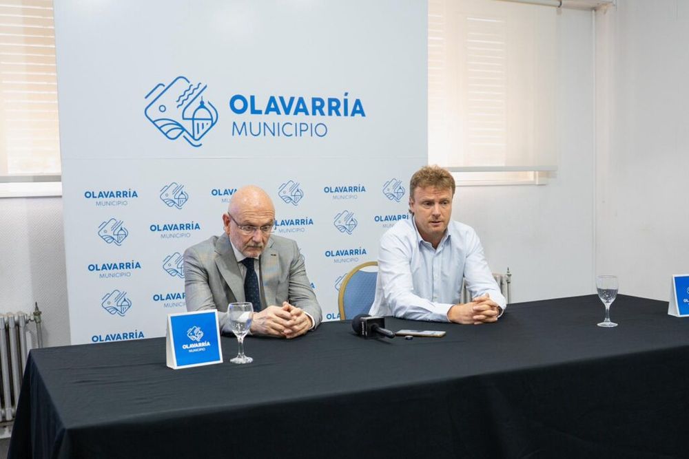 El ministro Soria (izq) en Olavarría junto al intendente Maximiliano Wesner.&nbsp;