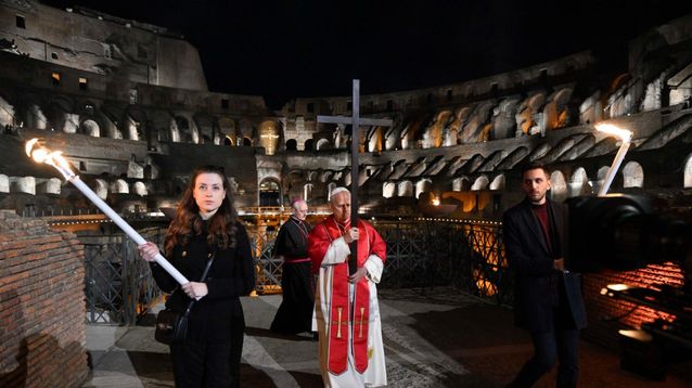 León XIV cargó la cruz en su primer Vía Crucis como Papa. (Vatican News)&nbsp;