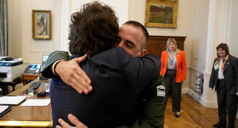 El abrazo presidencial.