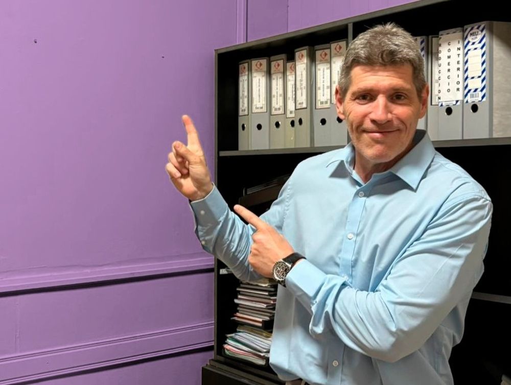 Guillermo Castello muestra las paredes relucientes del despacho pintado de violeta.