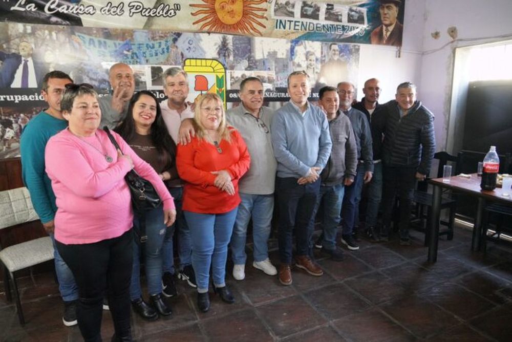 Fernando Gray reunido con vecinos de Pergamino. (DIB)