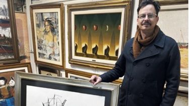 El ingeniero y artista Julián Petrina con una obra realizada por A.N.A.. (Instagram) 