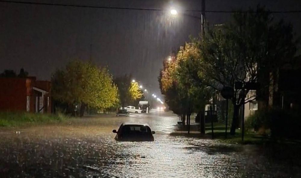 Cayeron 90mm en una hora y quedaron autos atrapados por el agua.