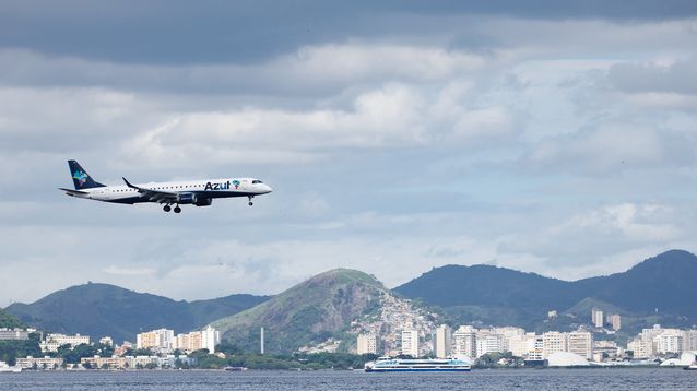 Un avión de Azul Airlines vuela sobre la bahía de Guanabara, en Río de Janeiro. (Agencia Xinhua)