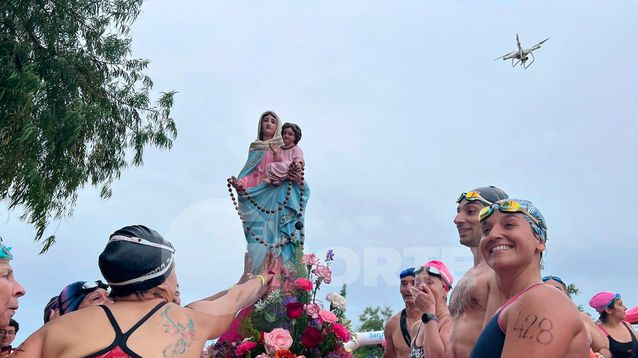 Los fieles de San Nicolás acompañaron la procesión en el agua y en la tierra.