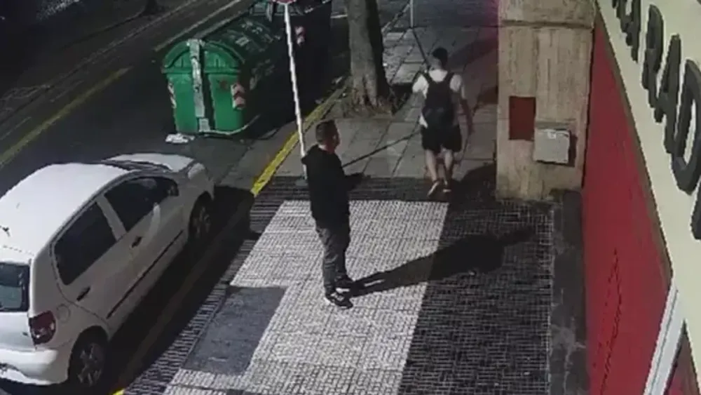Una de las imágenes de cámaras de seguridad que llevó a la detención de los sospechosos. (Captura de video)
