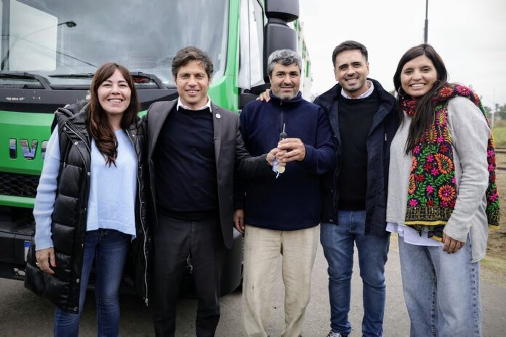 Entrega de camiones para la gestión de residuos.