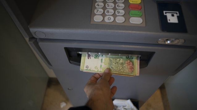 Una persona retira dinero de un cajero automático. (Agencia Xinhua)