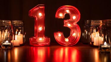 El número 13 y los martes 13 tienen una fuerte carga cultural que los vincula con la mala suerte. (Adobe Firefly)