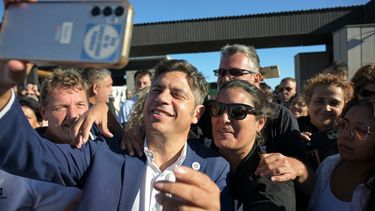 El gobernador Kicillof en su visita a Necochea.