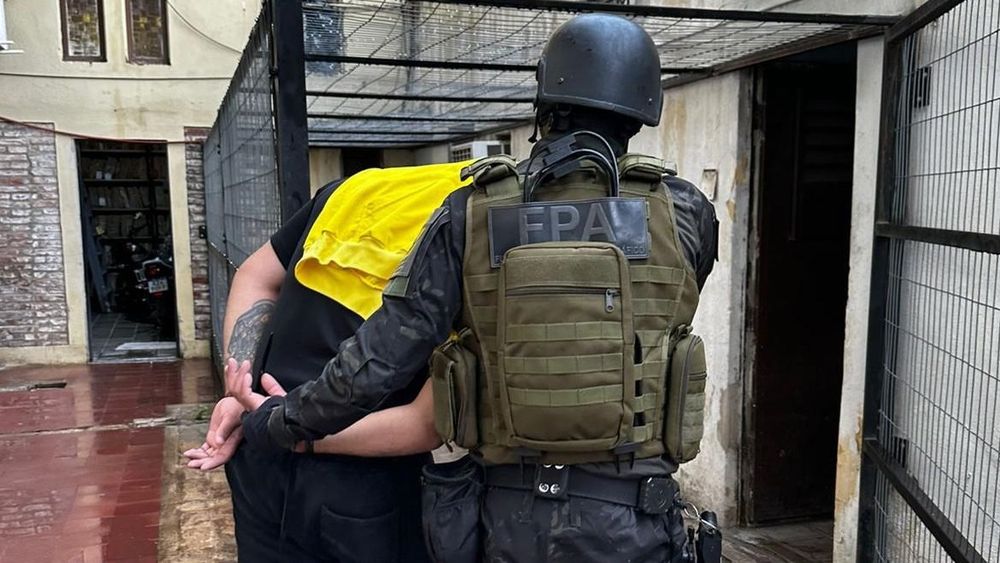 Un detenido es trasladado por las fuerzas de seguridad.