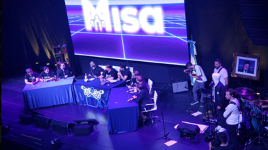 El Gordo Dan llevó La Misa al teatro Broadway, con localidades agotadas.