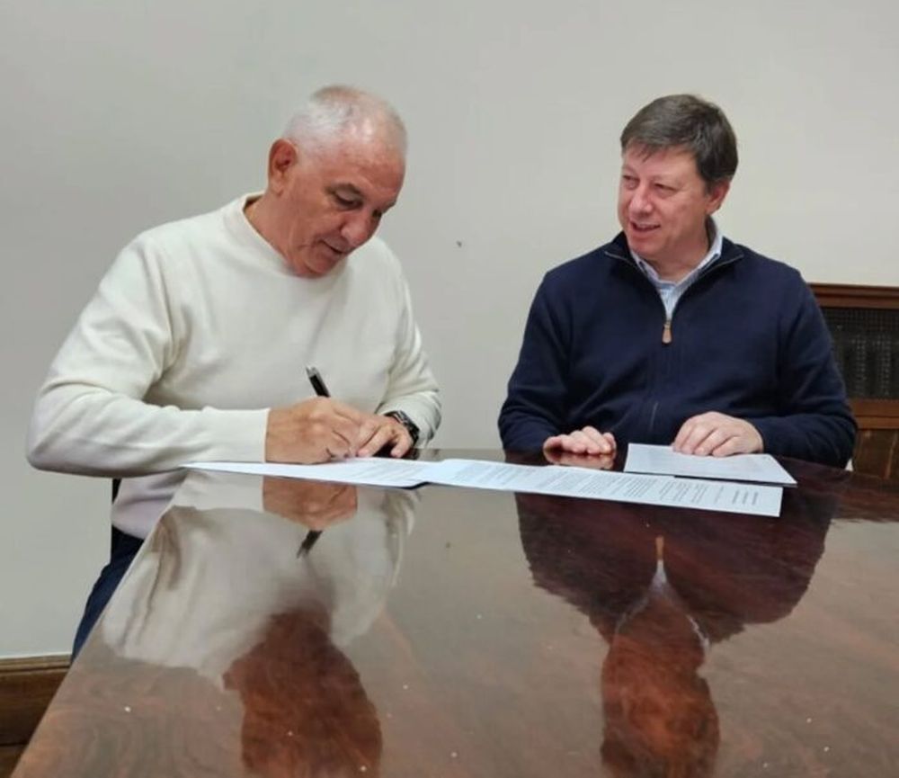 La firma del acuerdo entre Gustavo Elías, de la UIBB, y el intendente Carlos Bevilacqua. (Facebook Unión Industrial de Bahía Blanca)