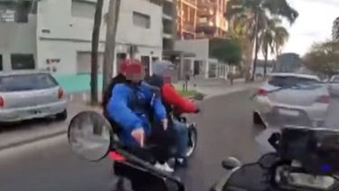Plena persecución captada por el damnificado de un intento de robo en Morón. (primerplanoonline.com.ar)