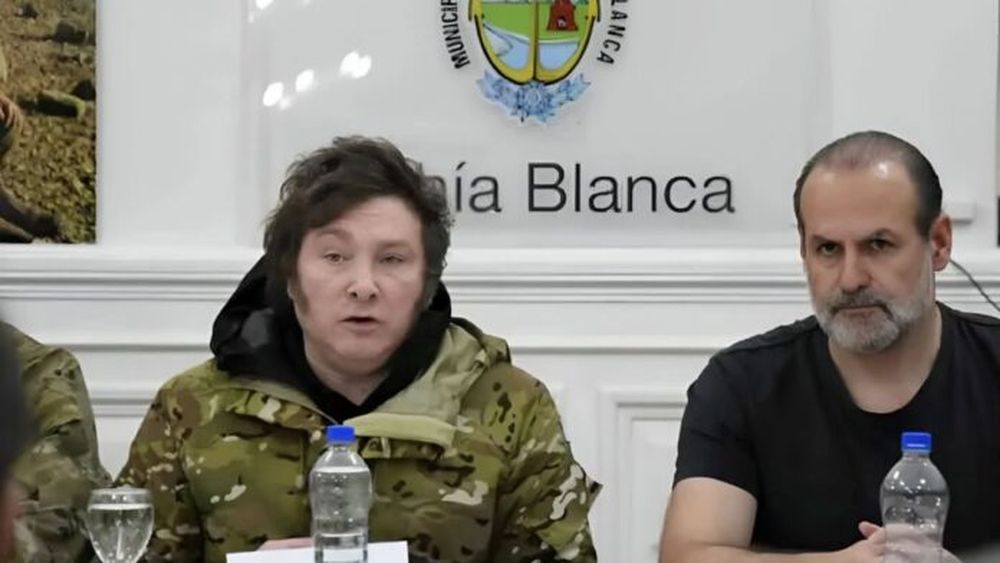 Javier Milei, en una de sus visitas a Bahía Blanca, junto a Federico Susbielles.