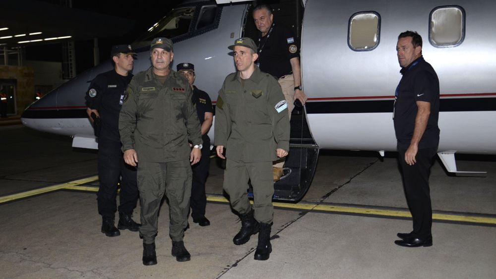 Gallo bajó del avión vistiendo su uniforme de gendarme.
